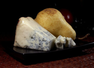 Vini e Gorgonzola: 5 pretendenti per una mano muffa e molle Gorgonzola_and_a_pear_opt