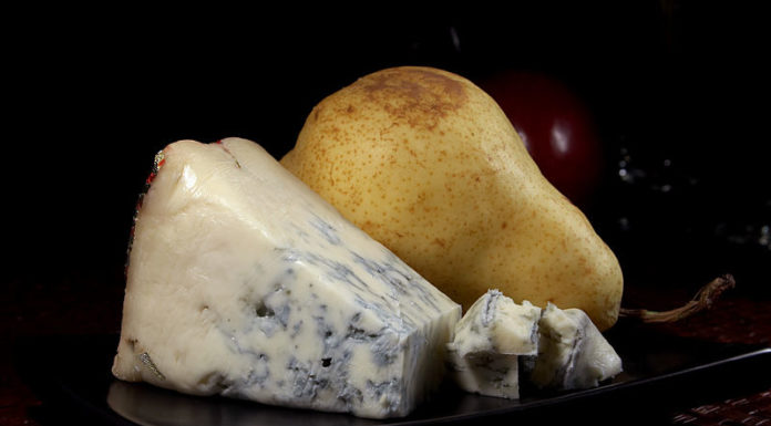 Gorgonzola_and_a_pear_opt