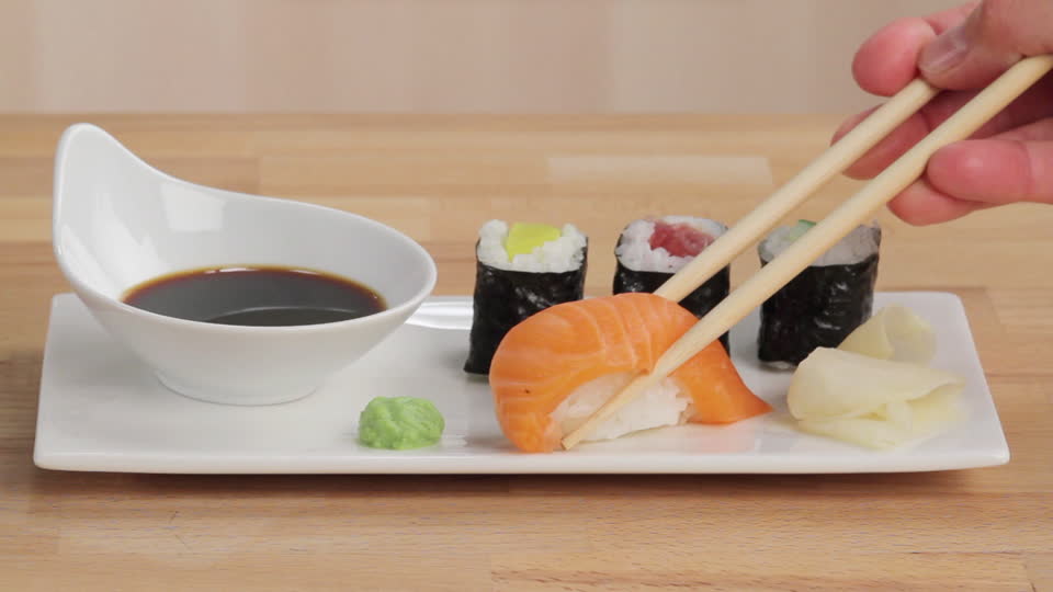 Sai cosa c'è davvero nella salsa di soia che metti sul sushi? Un