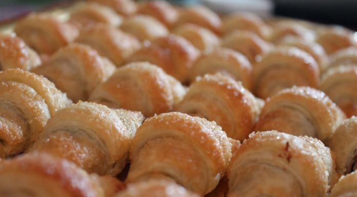 Cornetti di pasta sfoglia con nutella fatta in casa Cornetti di sfoglia con nutella fatta in casa