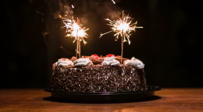 Torta di compleanno a base di cioccolato