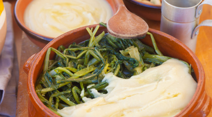 La dolcezza delle fave incontra le note amarognole della cicoria nella ’ncapriata pugliese, umile e antichissimo purè di legumi essiccati servito con erbe di campo lesse. (http://mangiarebuono.it)