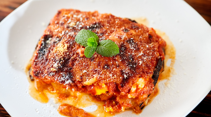 La mitica parmigiana di melanzane “alla napoletana” parmigiana di melanzane