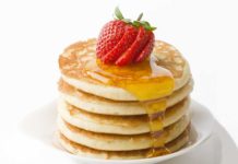 Pancake Americano con sciroppo e fragole