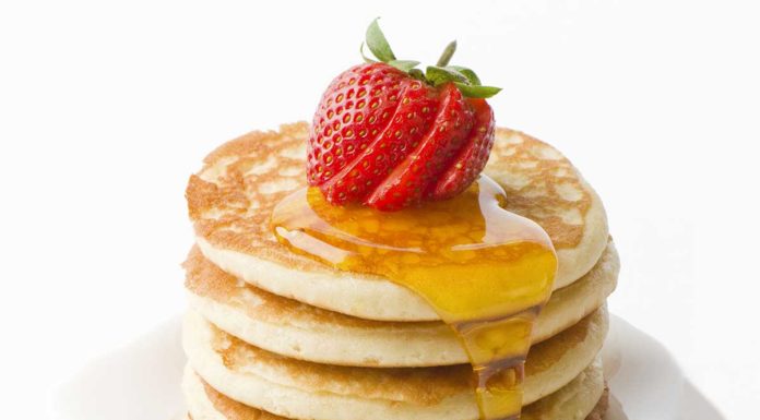 Pancake Americano con sciroppo e fragole