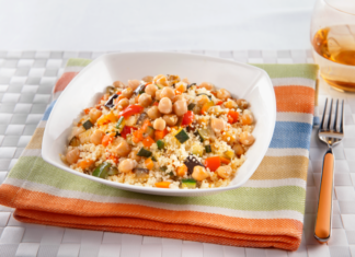Cous Cous con ceci verdure e curcuma Cous Cous con ceci verdure e curcuma