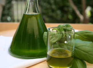Liquore al basilico rinfrescante e digestivo