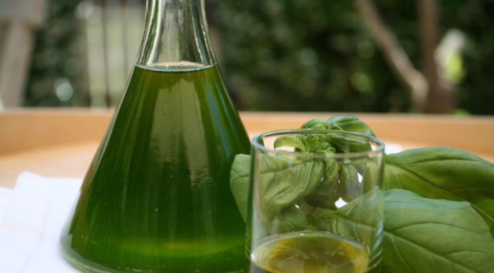 Liquore al basilico rinfrescante e digestivo