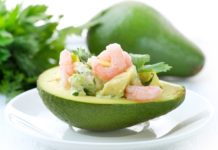 Sfizioso antipasto di avocado e gamberetti