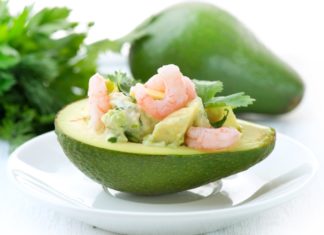 Sfizioso antipasto di avocado e gamberetti