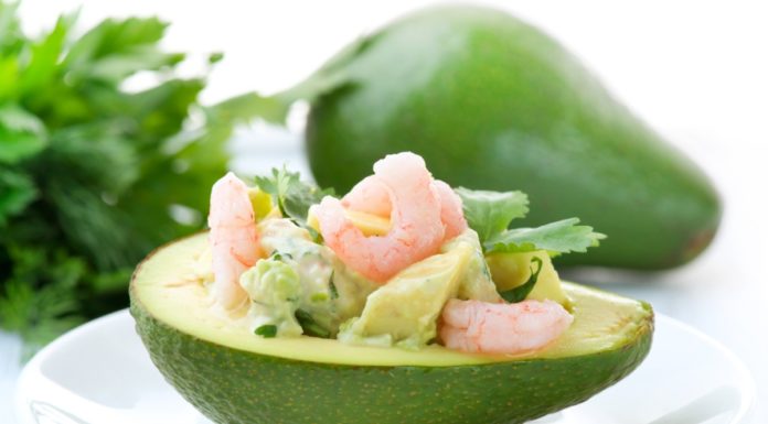 Sfizioso antipasto di avocado e gamberetti