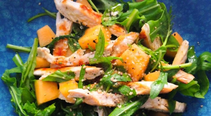 Insalata di pollo con ravanelli, melone e yogurt insalata di pollo