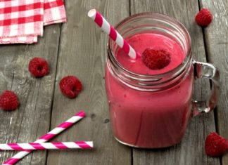 Frappè da spiaggia con anguria e lamponi frappè