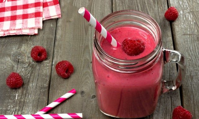 Frappè da spiaggia con anguria e lamponi frappè