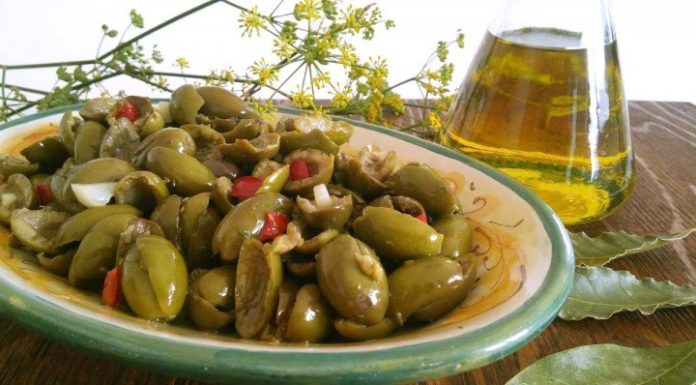 Hai mai gustato le olive schiacciate alla calabrese? Ecco i segreti per una conservazione perfetta
