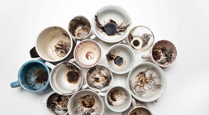 Ecco come interpretare i fondi del caffè per predire il futuro Caffeomanzia: l'arte di leggere il futuro attraverso i fondi del caffè