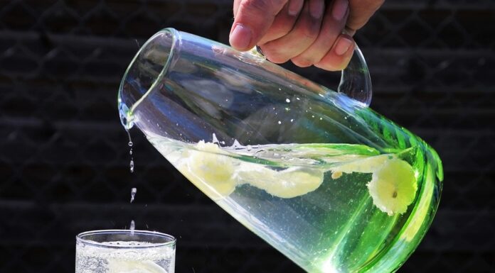 Sai perché è importante bere acqua e limone al mattino? Scopri le potenti proprietà acqua e limone