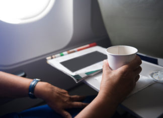 Bere tè o caffè sull'aereo? Meglio evitare! caffè o tè in aereo