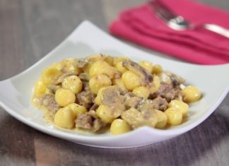 Gnocchi fonduta, zucchine e salsiccia