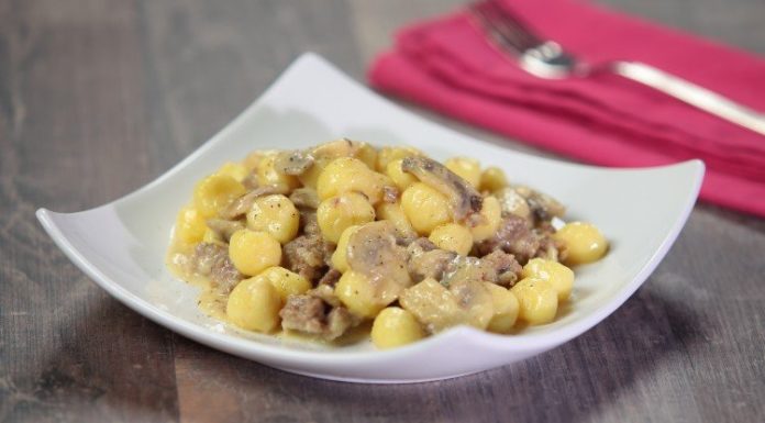 Gnocchi fonduta, zucchine e salsiccia