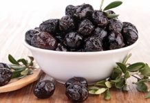 scopri come conservare le olive sotto sale e in salamoia