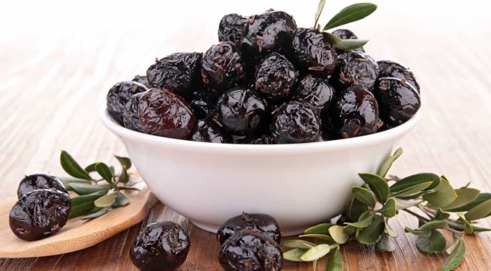 scopri come conservare le olive sotto sale e in salamoia