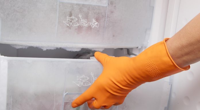 Scopri i segreti per togliere il fastidioso ghiaccio dal freezer in maniera semplice e veloce.