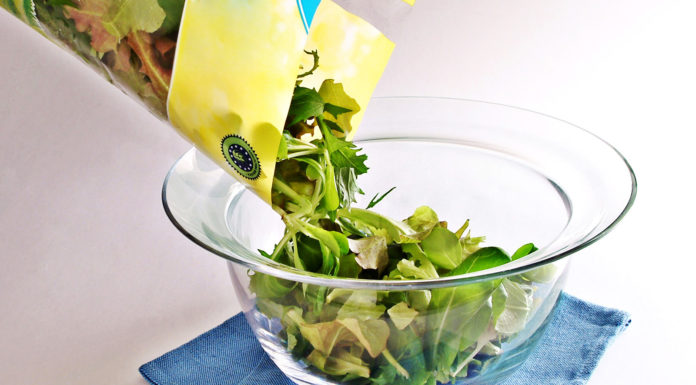 Consumare insalata in busta aumenta il rischio di intossicazione? No, se segui questi consigli