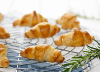 Mini croissant salati con cipolle e olive per un aperitivo veloce e sfizioso mini croissant salati