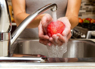 Sei sicuro di lavare le mele in maniera corretta, eliminando del tutto i pesticidi?