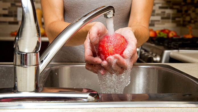 Sei sicuro di lavare le mele in maniera corretta, eliminando del tutto i pesticidi?
