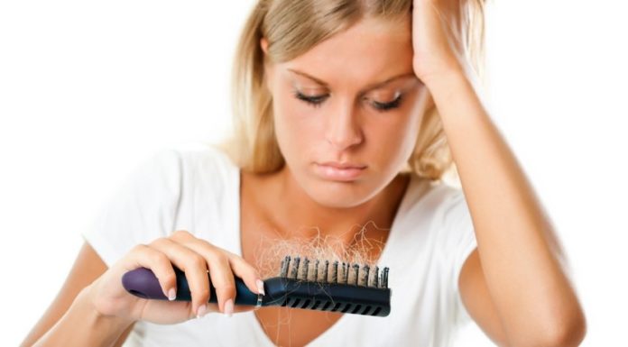 Capelli che cadono in modo consistente? Ecco gli alimenti contro la caduta dei capelli Capelli che cadono in modo consistente? Ecco gli alimenti contro la caduta dei capelli