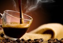 Anche tu bevi il caffè a stomaco vuoto? Ecco perché dovresti evitare