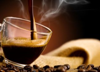 Anche tu bevi il caffè a stomaco vuoto? Ecco perché dovresti evitare