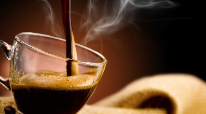 Anche tu bevi il caffè a stomaco vuoto? Ecco perché dovresti evitare