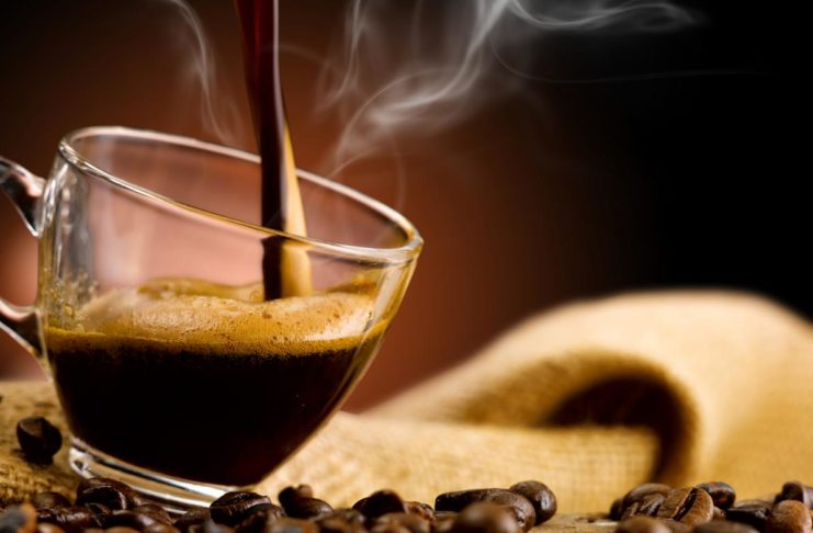 Anche tu bevi il caffè a stomaco vuoto? Ecco perché dovresti evitare