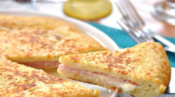 Focaccia di patate con un filante e saporito ripieno all’interno focaccia di patate