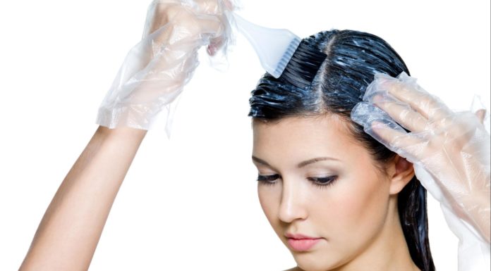 Schiava dei capelli bianchi? Scopri come coprirli in maniera totalmente naturale