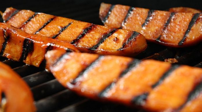 Barbecue vegetariano: melanzane alla griglia al pesto e patate dolci grigliate barbecue