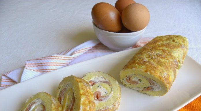 Antipasti sfiziosi: girelle al salmone e formaggio con erba cipollina rotolo al salmone e formaggio