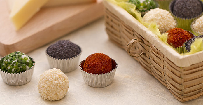 Preparare un veloce antipasto di Natale? Ecco un’idea sfiziosa: i tartufini salati di Natale Preparare un veloce antipasto di Natale?