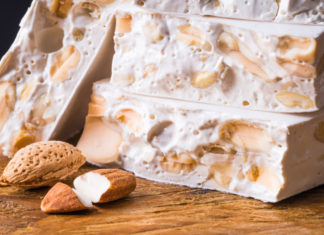 Che Natale sarebbe senza il torrone? Meglio ancora se fatto in casa! Che Natale sarebbe senza il torrone? Meglio ancora se fatto in casa!