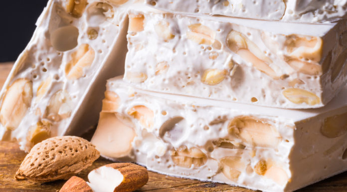 Che Natale sarebbe senza il torrone? Meglio ancora se fatto in casa! Che Natale sarebbe senza il torrone? Meglio ancora se fatto in casa!