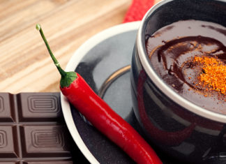 Vuoi una cioccolata calda speciale dal gusto piccante che riscalda mente, corpo e animo? Ecco come preparare la cioccolata calda al peperoncino! Cioccolata calda al peperoncino