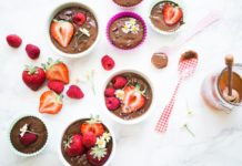 Dolci contrasti: vuoi sapere come preparare la mousse di cioccolato, fragole e frutti di bosco? Mousse al cioccolato, fragole e frutti di bosco