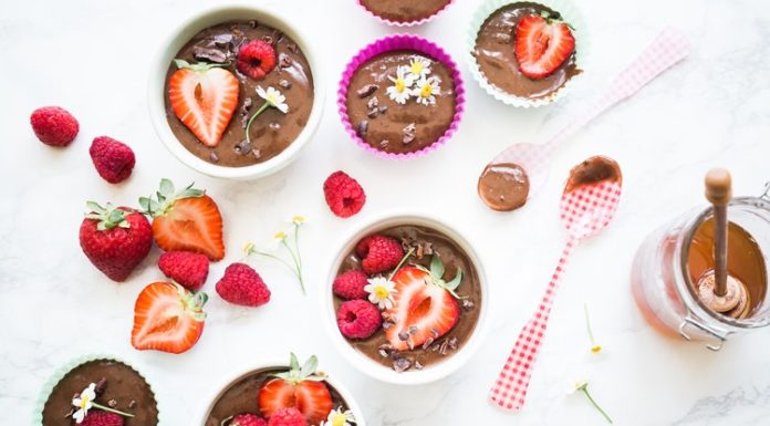 Mousse al cioccolato, fragole e frutti di bosco