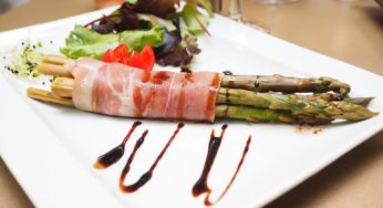 Sei alla ricerca di un contorno leggero? Ecco la ricetta ideale: asparagi al forno all’italiana