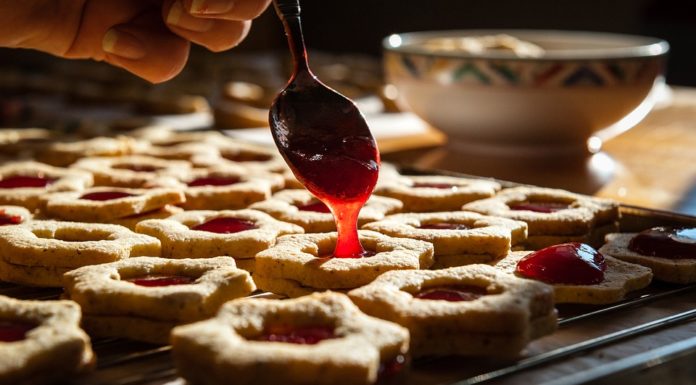 Biscotti con grano saraceno e marmellata di lamponi