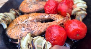 Ospiti all’ultimo momento? Ecco una ricetta veloce ma che soddisfa tutti: bistecche di tonno al pomodoro