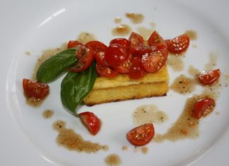 Crostini di polenta e pomodori freschi